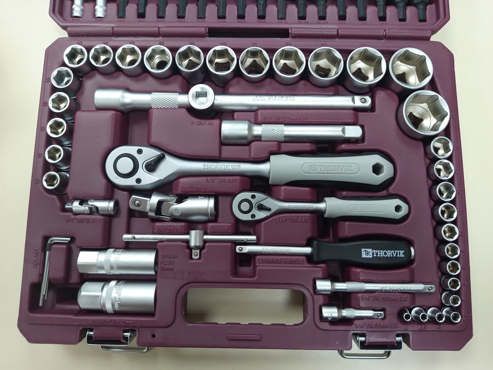 Набор инструментов Thorvik TS082 универсальный 1/4, 1/2 DR