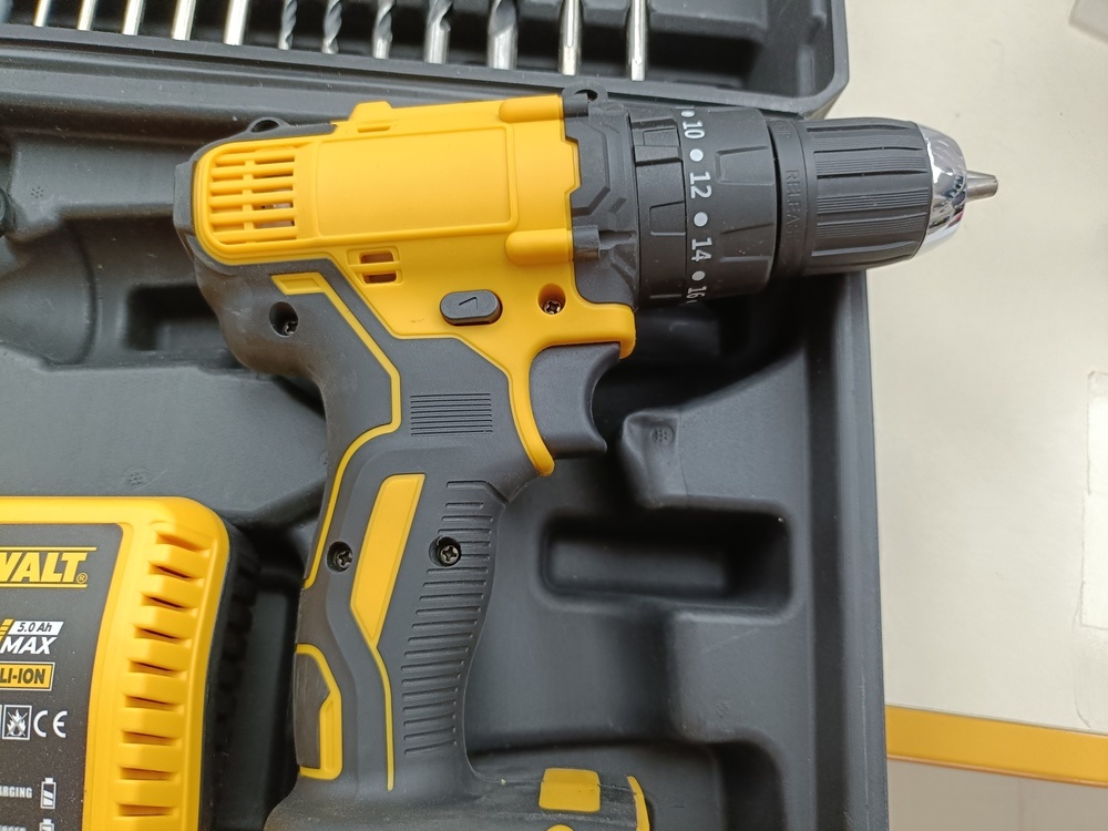 Шуруповерт Dewalt 18V XR;