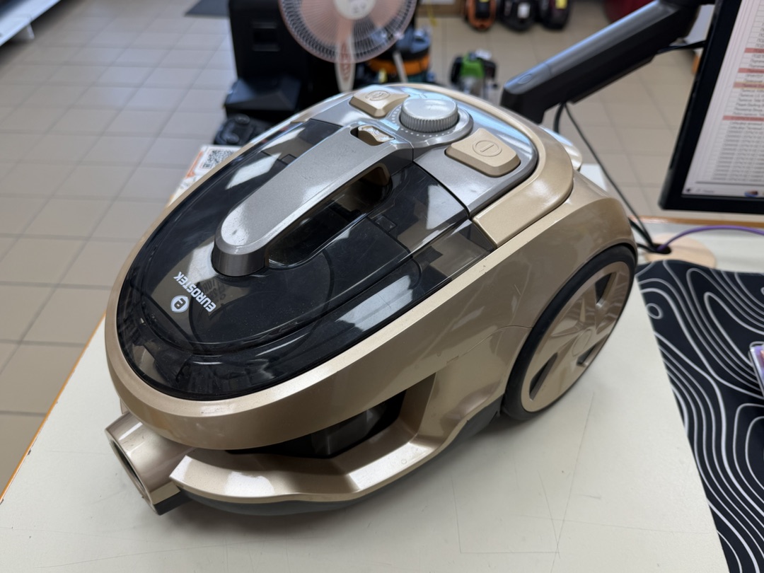 Пылесос Eurostek EVC-1800