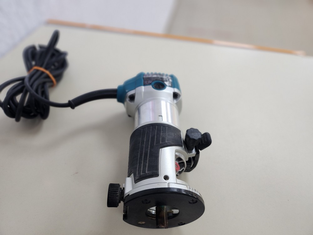 Фрезер Makita RT0700C;