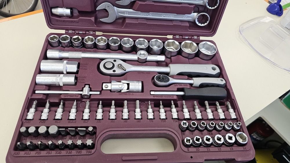 Набор инструментов Thorvik UTS0082