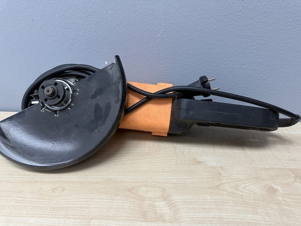 Угловая шлифмашина Вихрь 230/2300