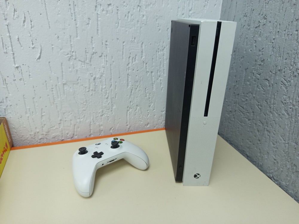 Игровая приставка Xbox One S 1TB