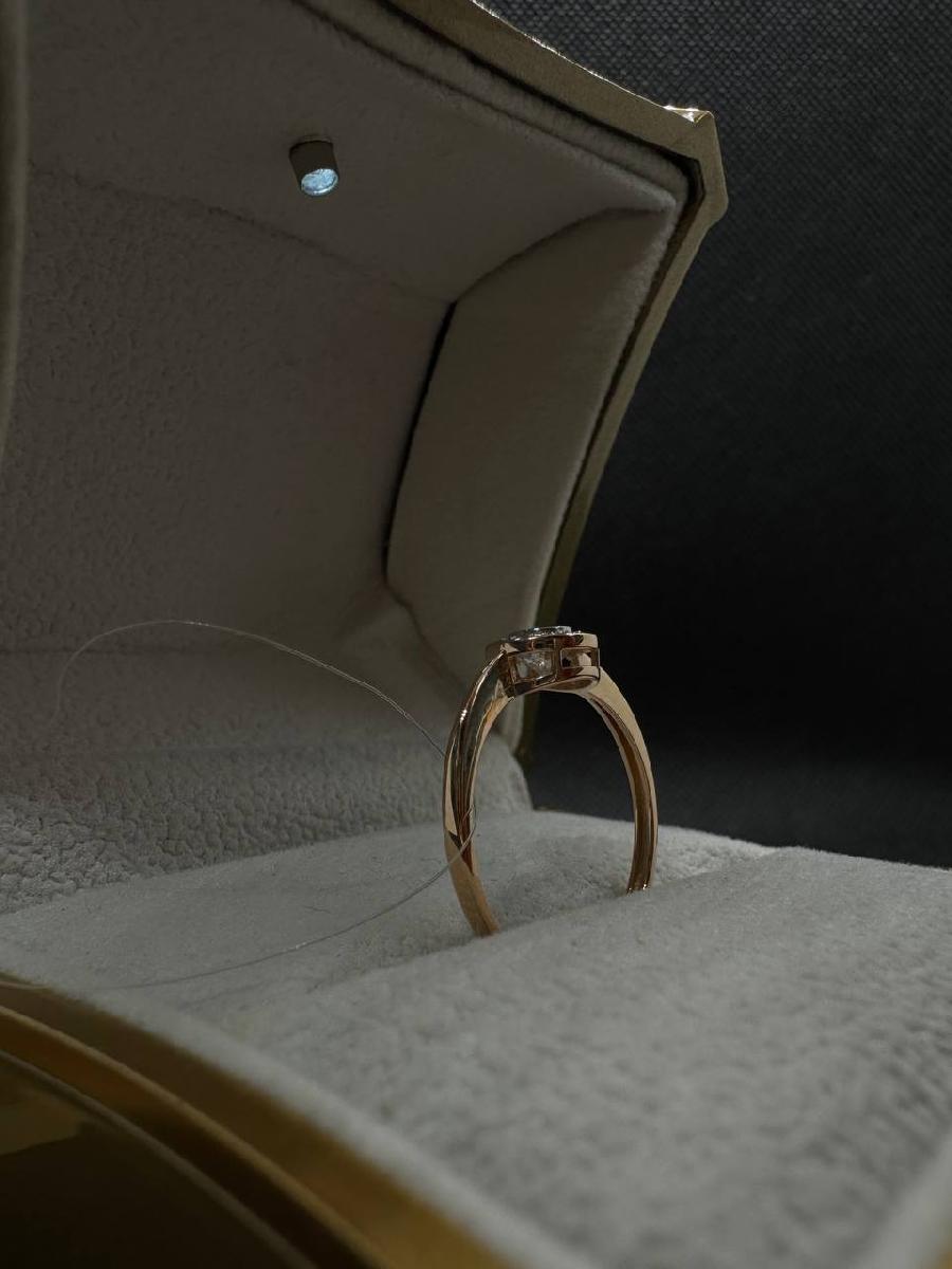 КОЛЬЦО С КАМНЯМИ (Au 585)