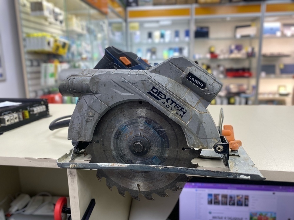 Дисковая пила Dexter NC1300CS;