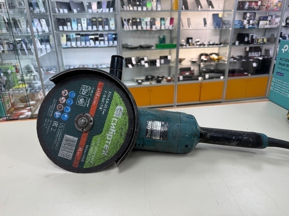 Угловая шлифмашина Makita GA9020