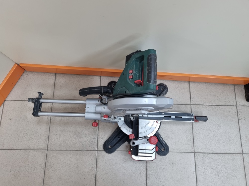 Торцовочная пила Metabo KGS 254M