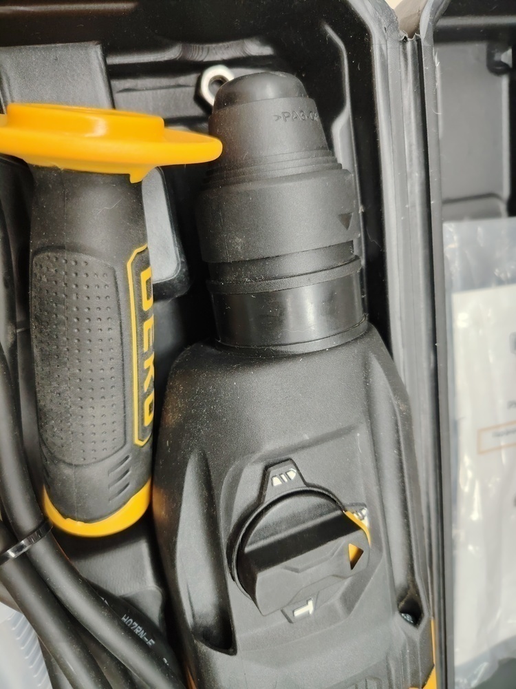 Перфоратор Deko DKH1000W