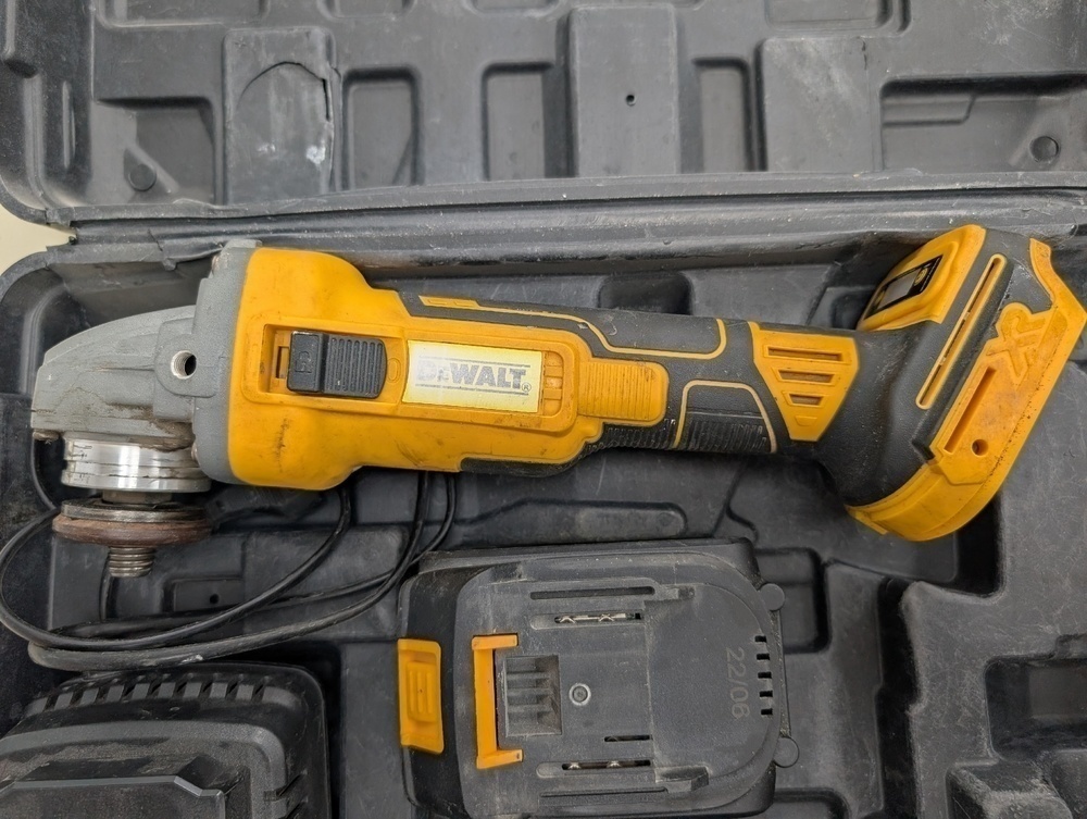 Угловая шлифмашина Dewalt DCG413
