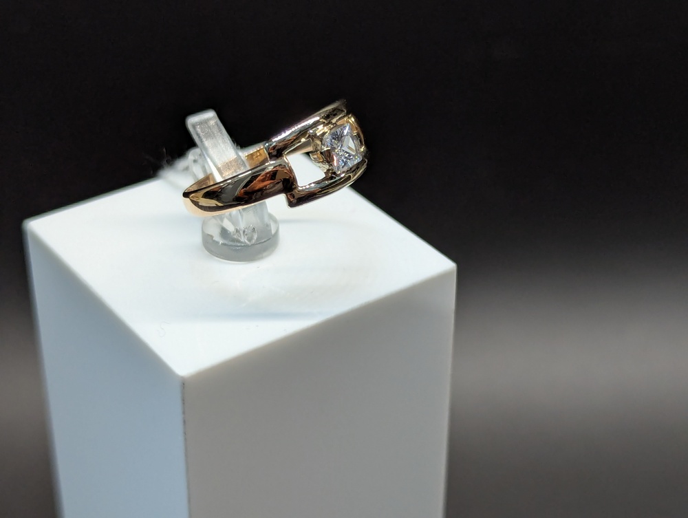 КОЛКМ585 КОЛЬЦО С КАМНЕМ (Au 585)