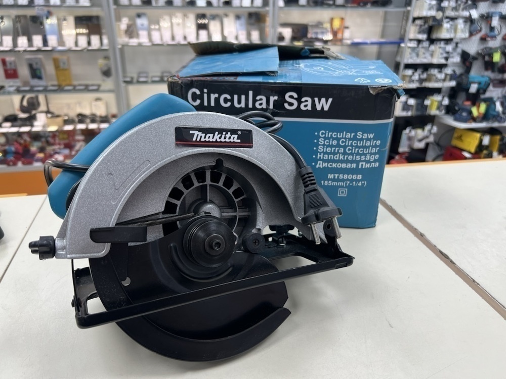 Дисковая пила Makita 5806;