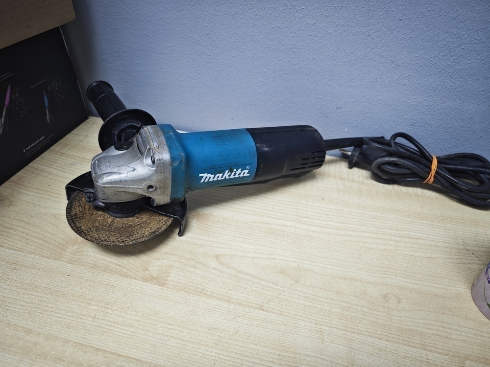 Угловая шлифмашина Makita 9558HP