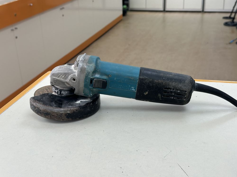 Угловая шлифмашина Makita 9558HN