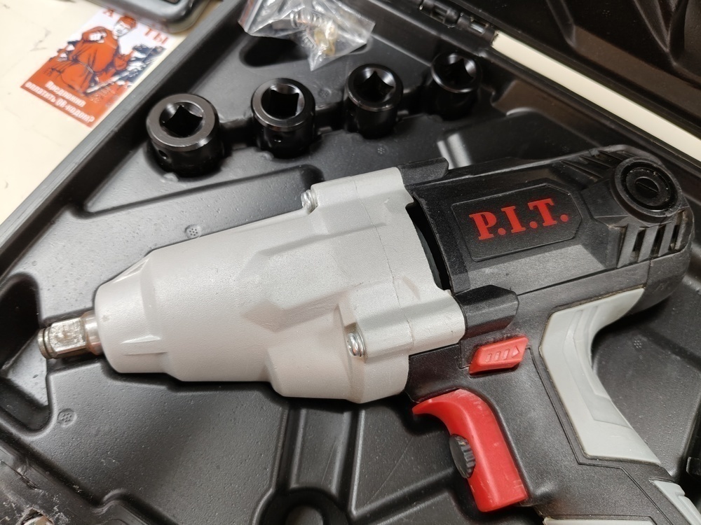 Гайковерт P.I.T. PIW1050-C