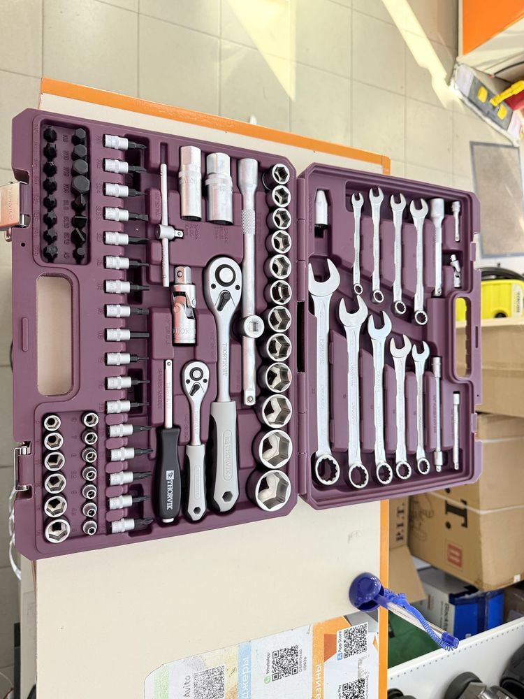 Набор инструментов Thorvik UTS0082