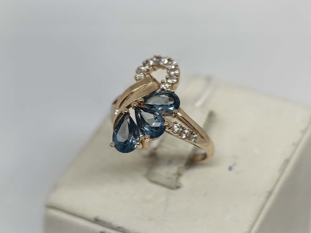 КОЛЬЦО С КАМНЯМИ (Au 585)