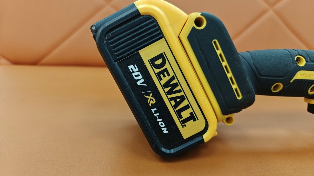 Угловая шлифмашина Dewalt 125