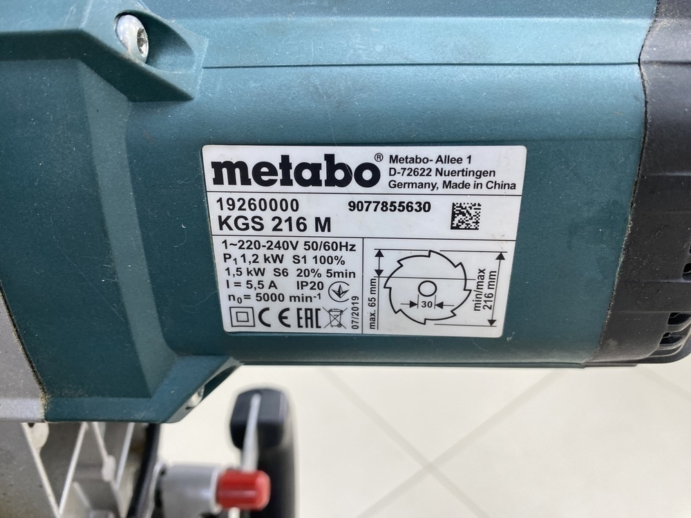 Торцовочная пила Metabo KGS 216M;