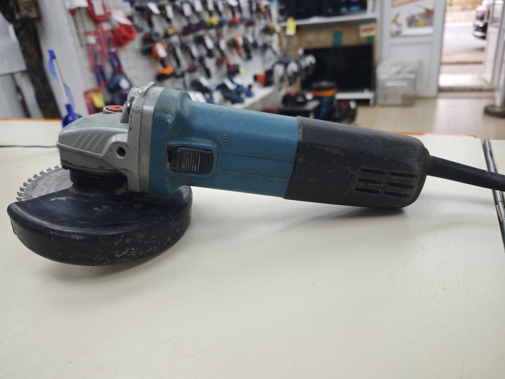 Угловая шлифмашина Makita 125