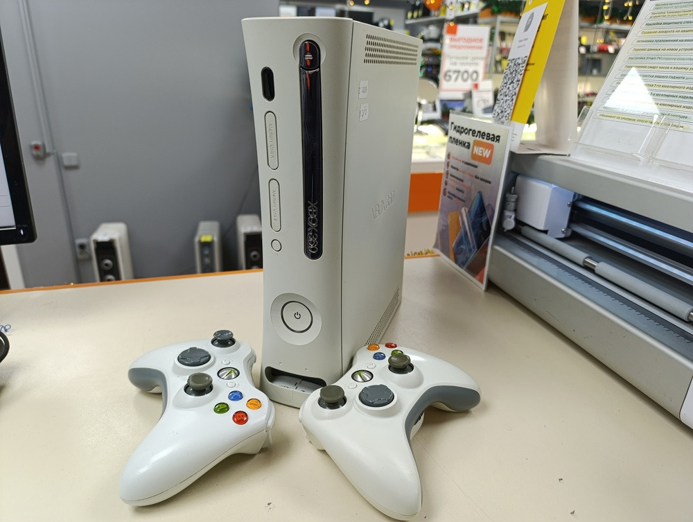 Игровая приставка Xbox 360;