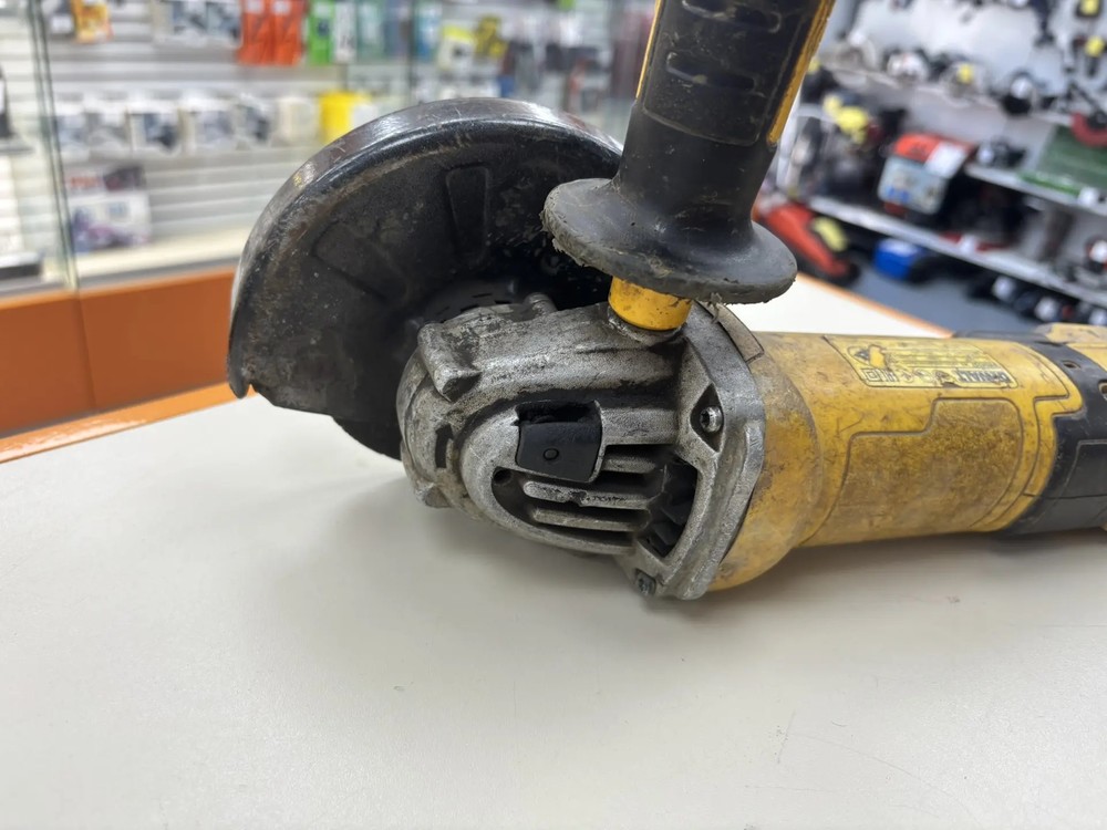 Угловая шлифмашина Dewalt DWE4257-KS