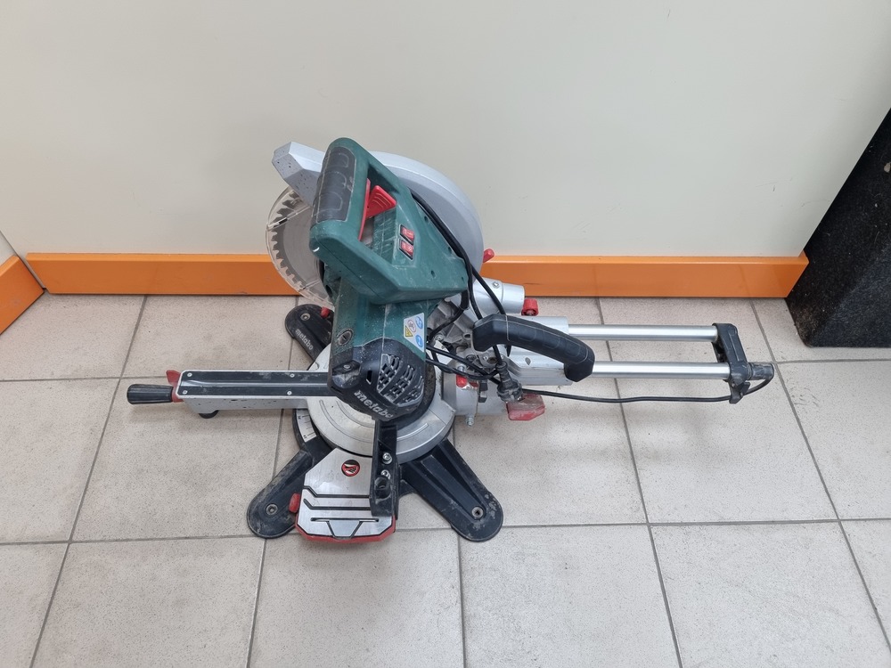 Торцовочная пила Metabo KGS 254M