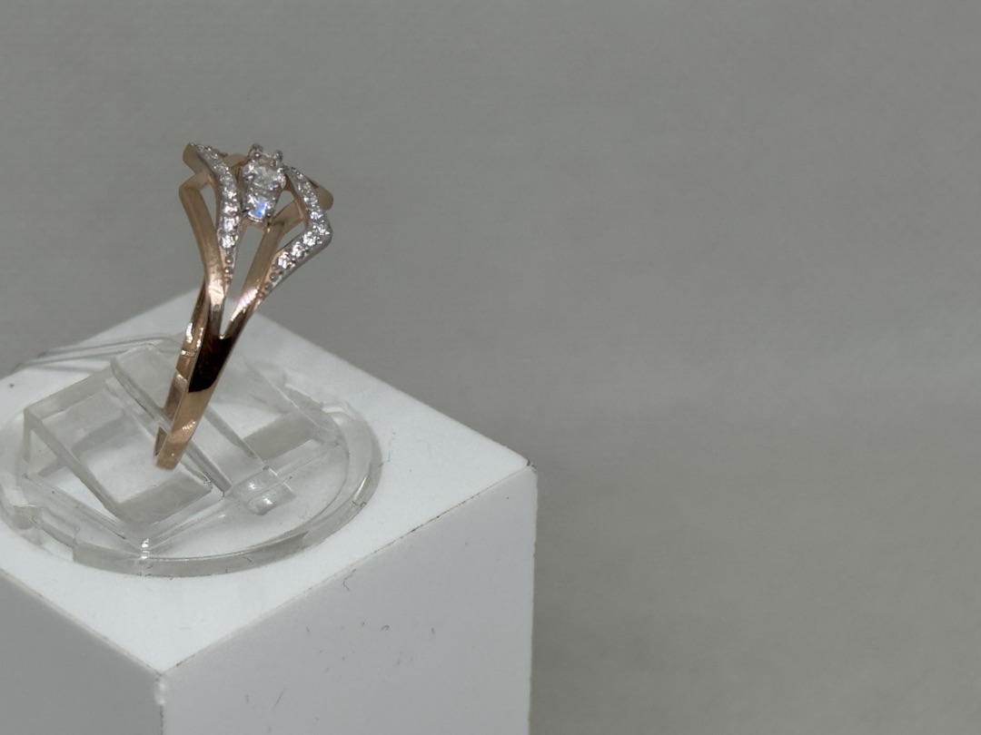 КОЛЬЦО С КАМНЯМИ (Au 585)