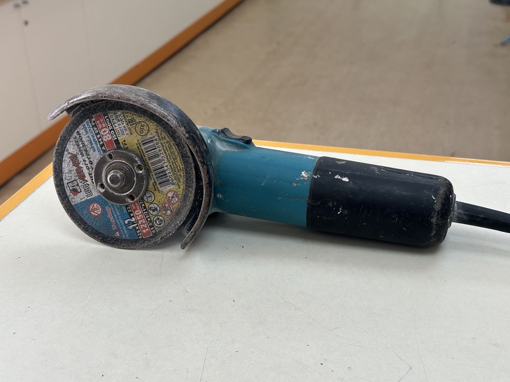 Угловая шлифмашина Makita 9558HN