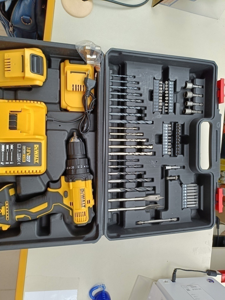 Шуруповерт Dewalt 18V XR;