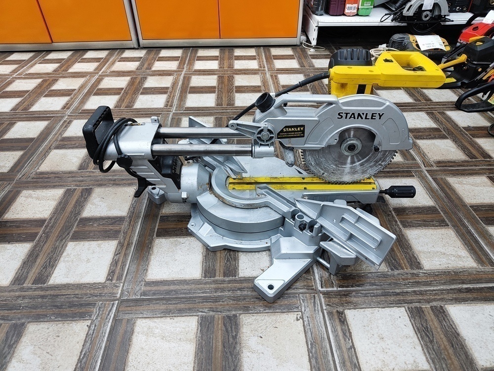 Торцовочная пила Stanley SM18