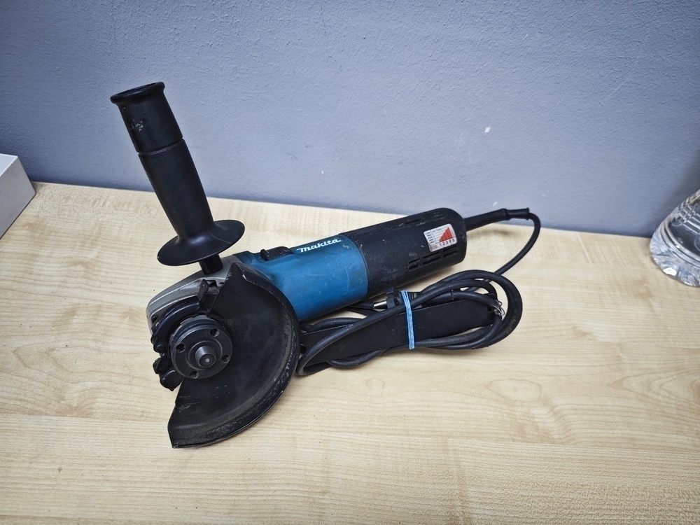 Угловая шлифмашина Makita 9565CVR;