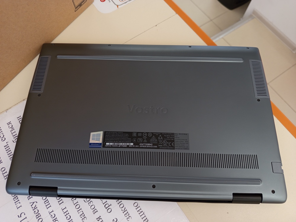 Ноутбук DELL Vostro 5590; Core i7-10510U, GeForce MX250, 8 Гб, Нет