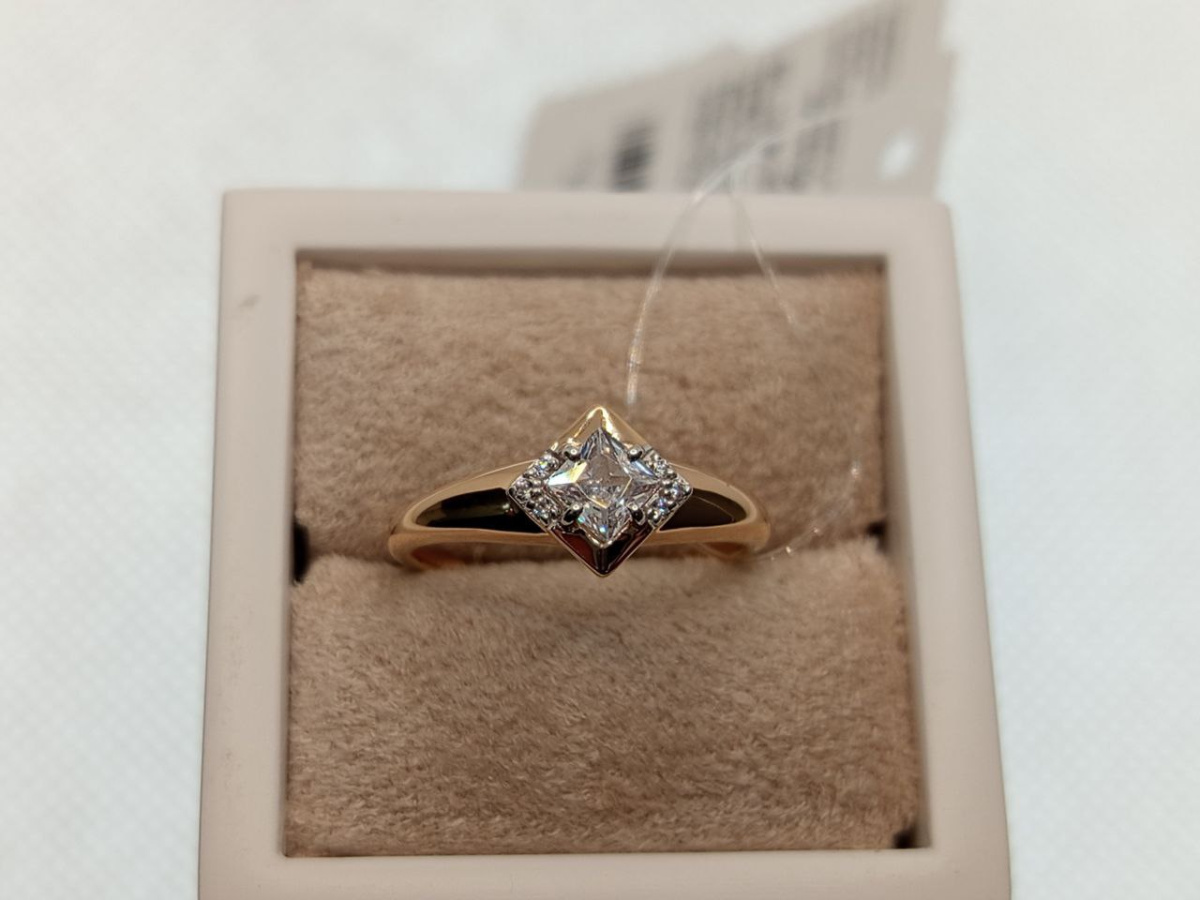 КОЛЬЦО С КАМНЯМИ (Au 585)