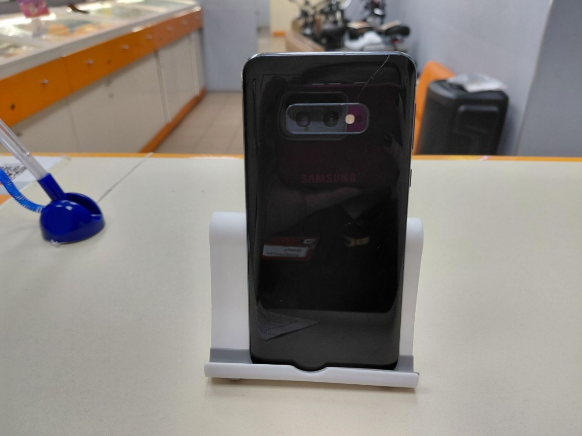 Смартфон Samsung Galaxy S10e 6/128