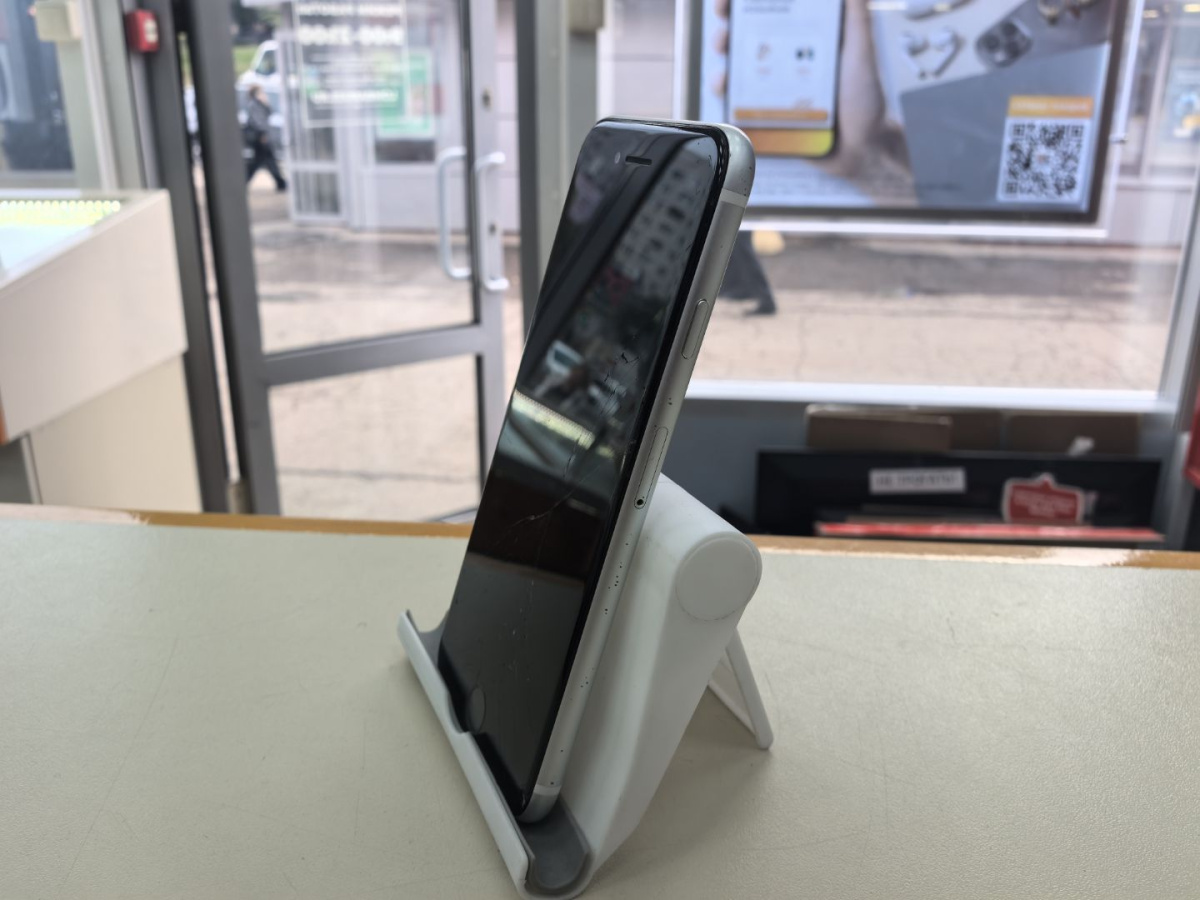 Смартфон Apple iPhone SE 2020 64Gb