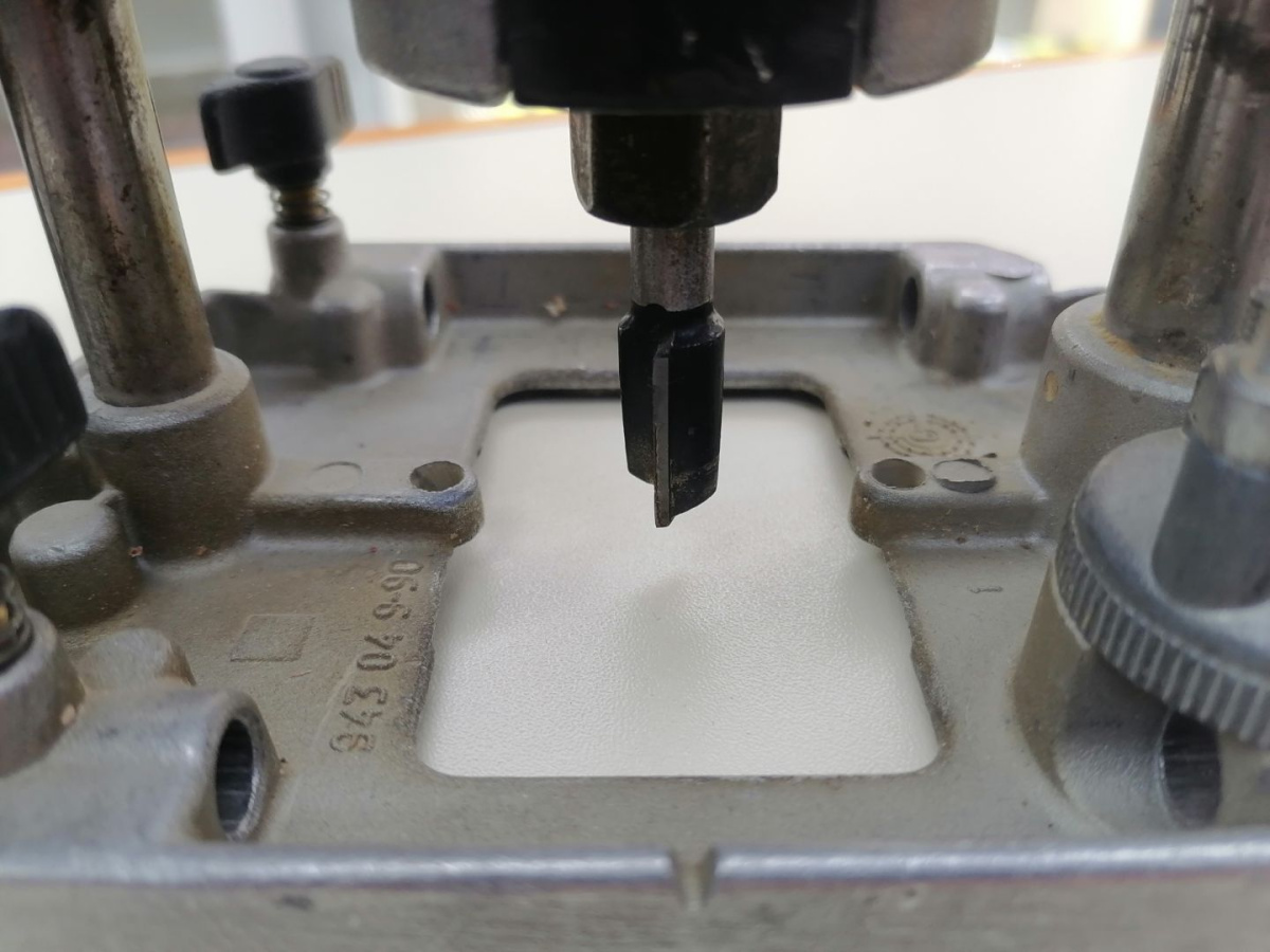 Фрезер Dewalt DW 615