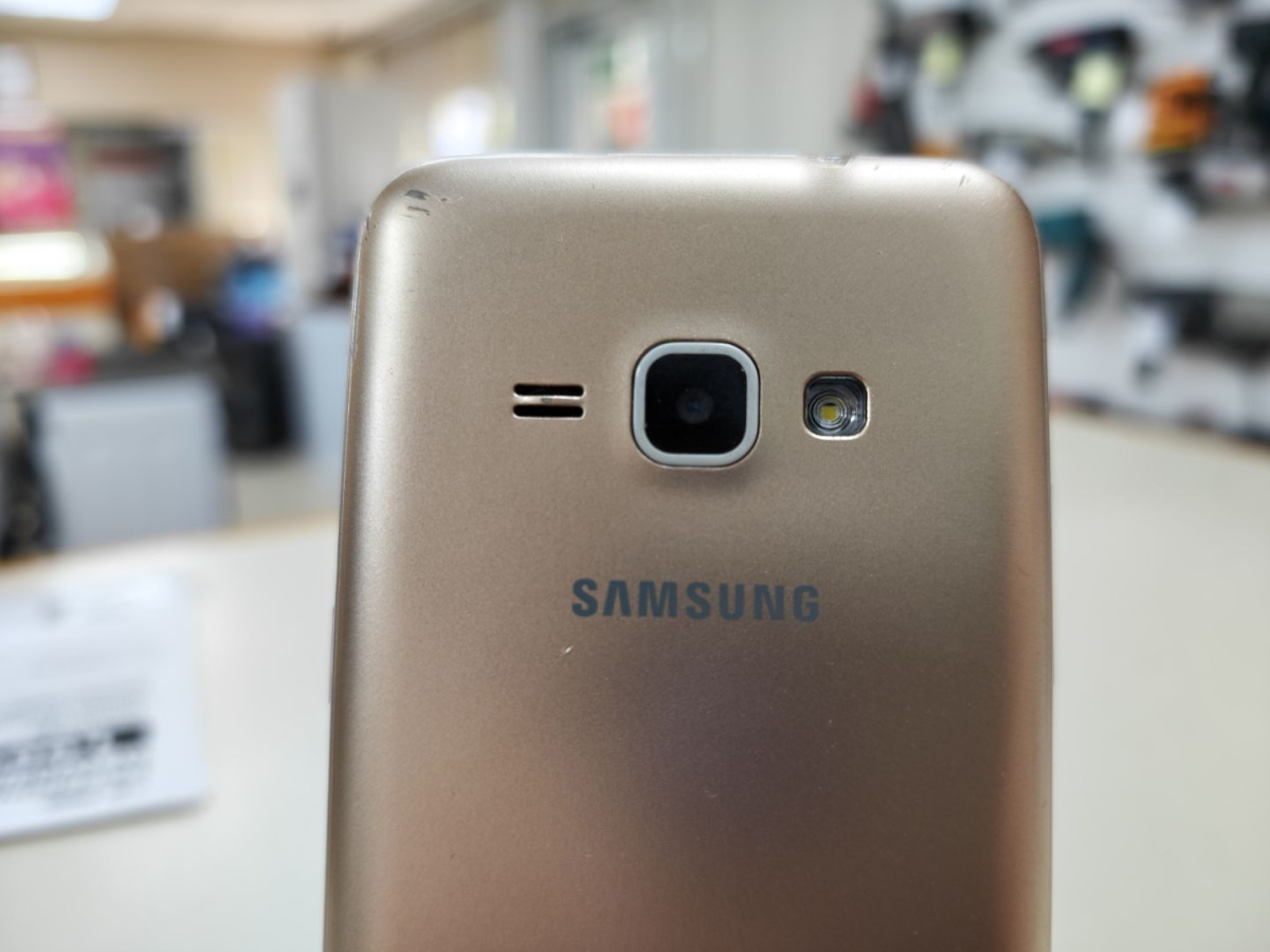 Смартфон Samsung Galaxy J1 2016 1/8