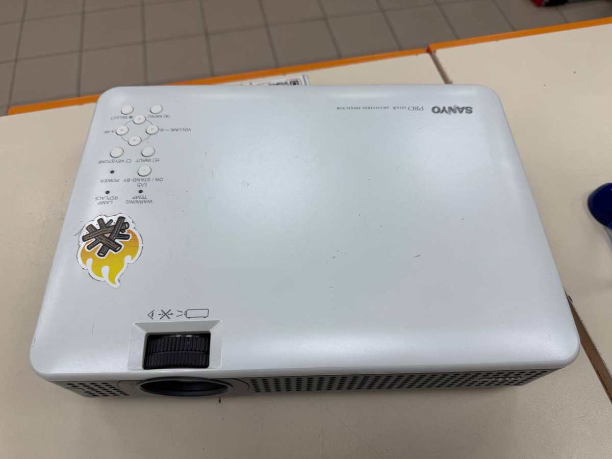 Проэктор Sanyo PLC-XU78