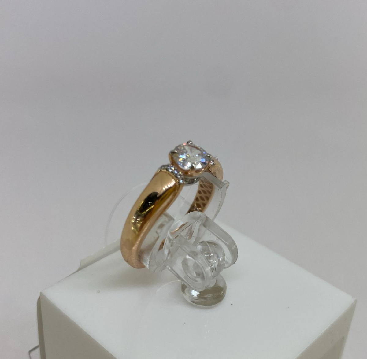 КОЛЬЦО С КАМНЯМИ (Au 585)