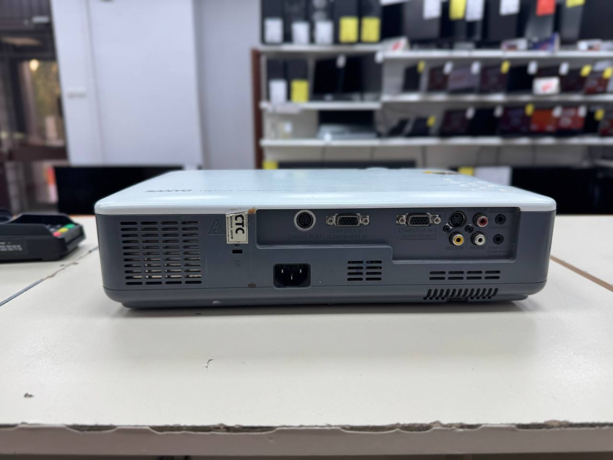 Проэктор Sanyo PLC-XU78