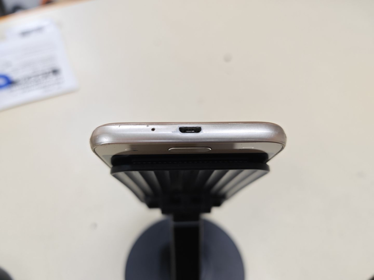 Смартфон Samsung Galaxy J1 2016 1/8