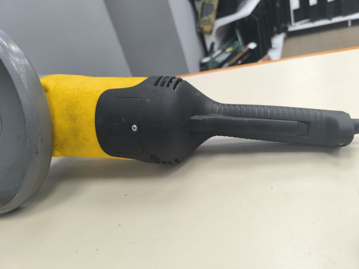 Угловая шлифмашина Stanley SL209