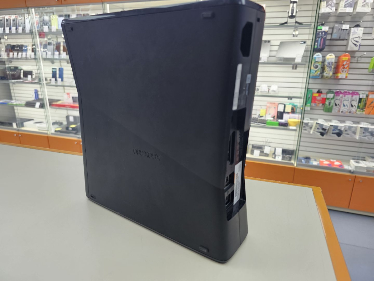 Игровая приставка Xbox 360;