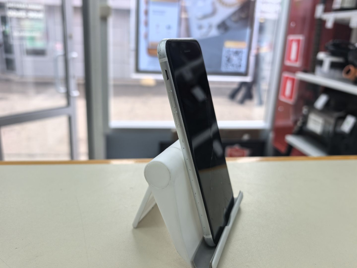 Смартфон Apple iPhone SE 2020 64Gb