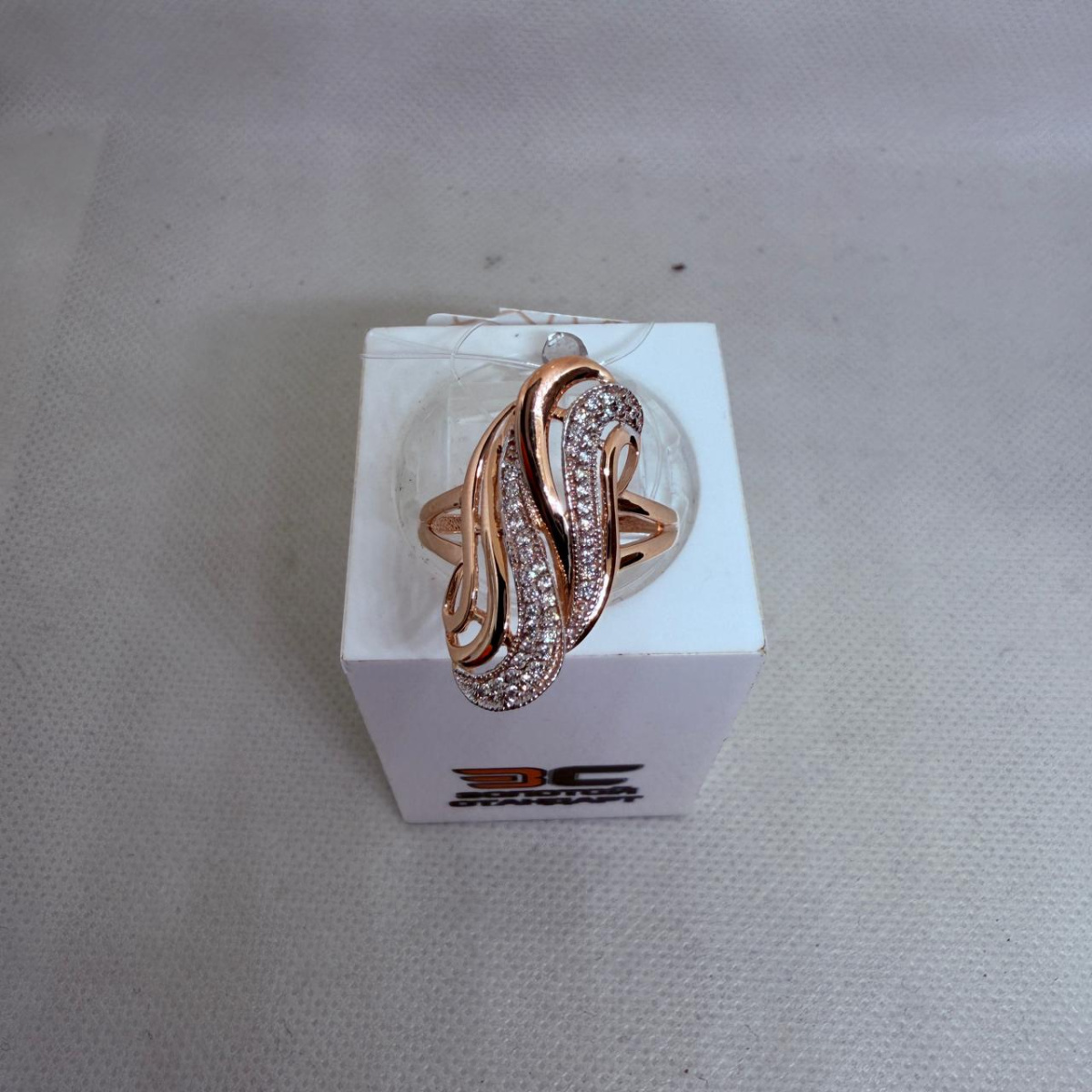 КОЛЬЦО С КАМНЯМИ (Au 585)