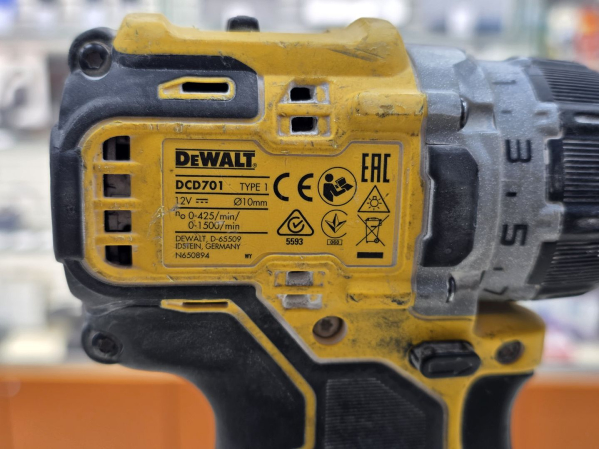 Шуруповерт Dewalt DCD701;