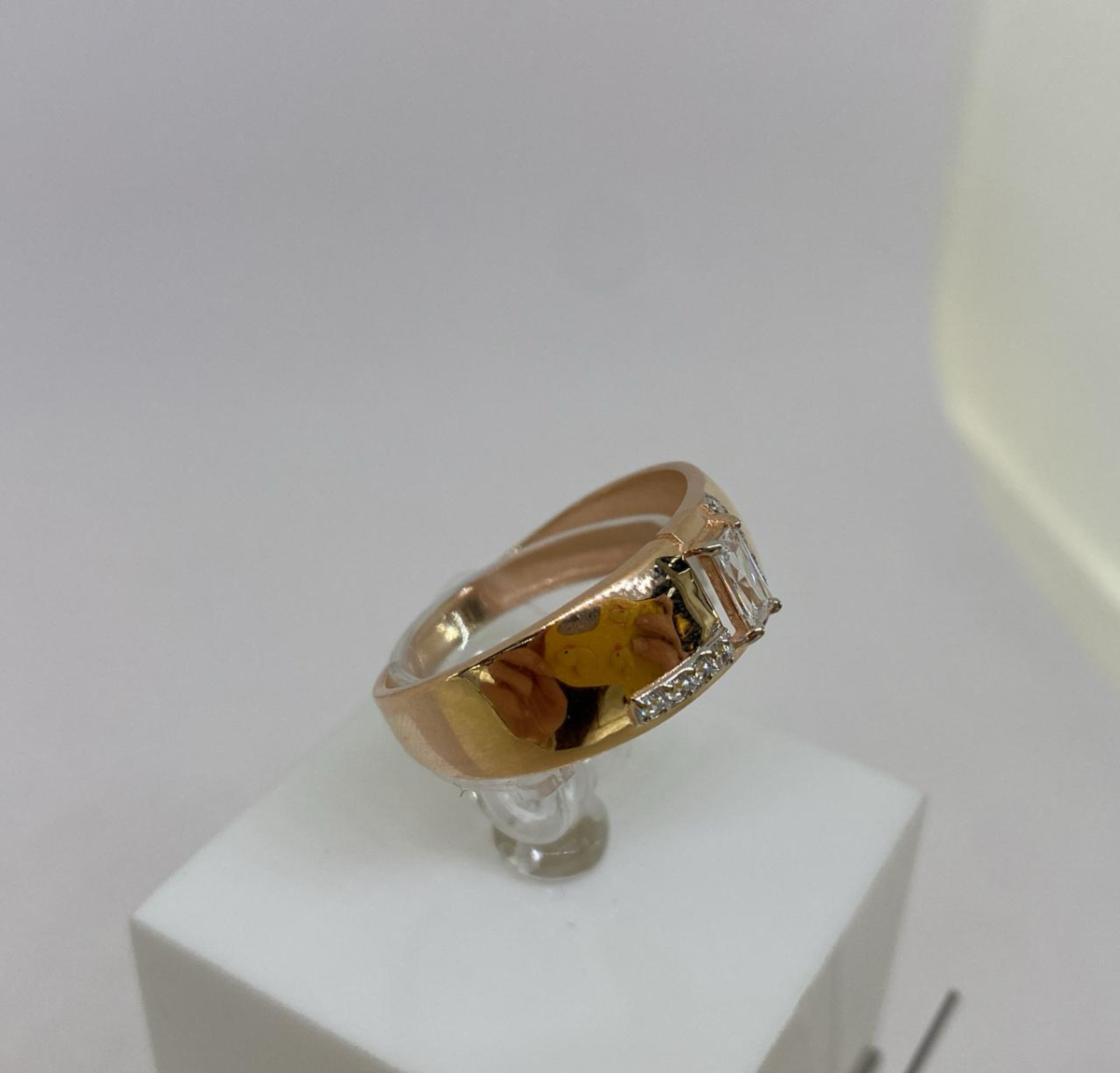 КОЛЬЦО С КАМНЯМИ (Au 585)