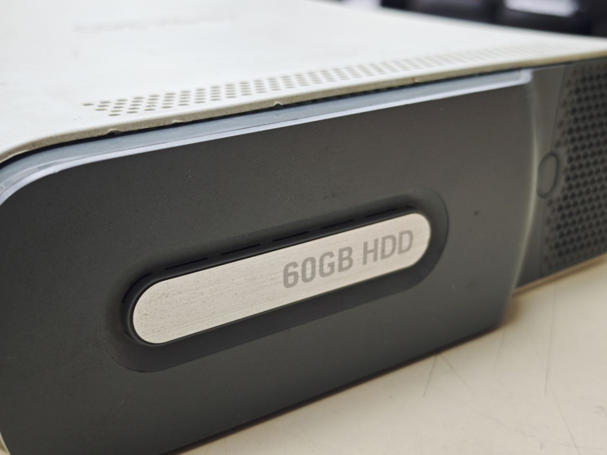 Игровая приставка Xbox 360;