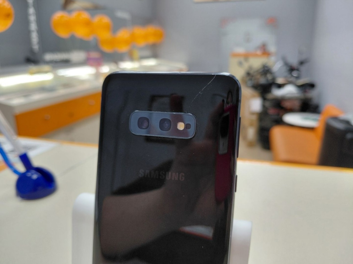 Смартфон Samsung Galaxy S10e 6/128