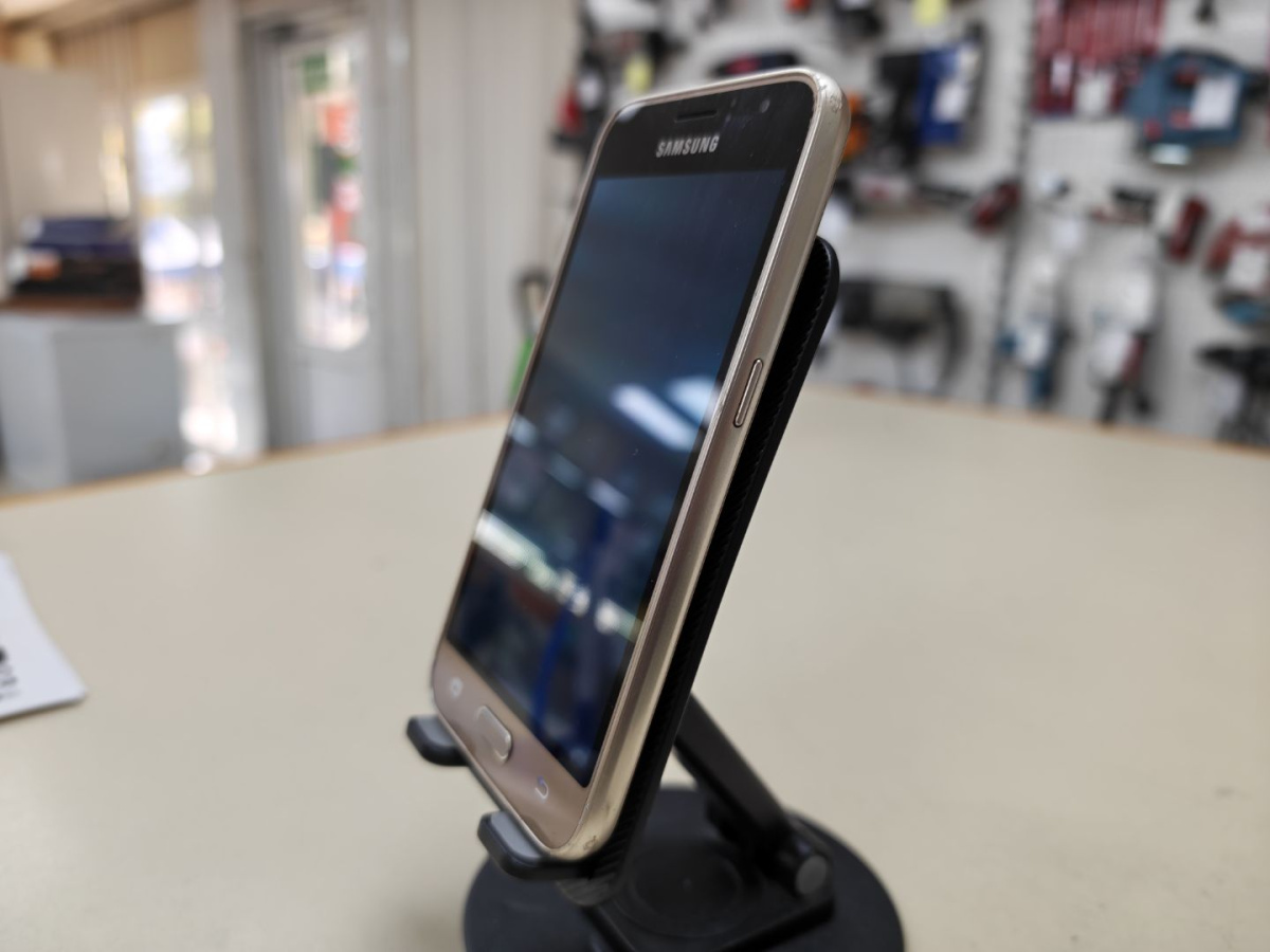 Смартфон Samsung Galaxy J1 2016 1/8